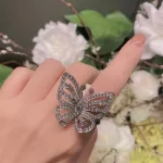 网红爆款！玫瑰金手绳潮流推荐，时尚搭配必备单品，让你的手腕闪耀魅力