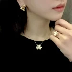 高端奢华满钻手链盘点：时尚达人必备的璀璨饰品推荐！