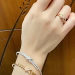 纯金手链热销盘点：选购指南与品牌推荐，让你的手腕闪耀黄金魅力！