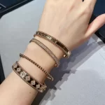 高品质纯金手链选购攻略：时尚保值，必看选购技巧与热门品牌推荐
