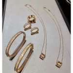 纯金手链选购攻略：鉴别技巧与热门款式推荐，让你的投资保值又时尚！
