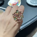 纯金手链选购指南：鉴别技巧与热门款式推荐，打造奢华手腕搭配！