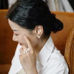 奢华满钻手链盘点：十大热门款式与选购技巧揭秘！