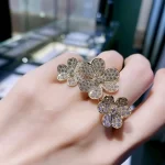 纯金手链选购指南：材质鉴定、款式推荐与保养秘诀，打造奢华手腕焦点！
