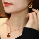 纯金手链选购攻略：鉴别技巧与热门款式推荐，助你轻松选购高品质饰品