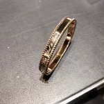 纯金手链选购攻略：高品质奢华饰品，提升佩戴者气质的必备单品！