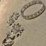 纯金手链选购指南：品质鉴赏与选购技巧，打造你的奢华腕间风采