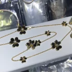 奢华必备！纯金手链盘点：顶级款式推荐与选购技巧揭秘