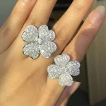 纯金手链选购指南：鉴别真伪、款式推荐及保养技巧，打造奢华手腕必备单品