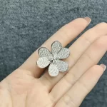 奢华满钻手链盘点：热门款式推荐与选购技巧详解，提升佩戴魅力！