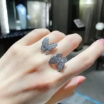 一篇关于“满钻手链”的SEO优化标题可以是：


“璀璨闪耀，奢华满钻手链盘点：时尚潮流与品质生活完美结合！”
