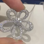 纯金手链选购指南：品质鉴赏与时尚搭配技巧揭秘