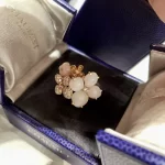 璀璨满钻手链：奢华佩戴必备，尽显高贵气质，选购指南与热门款式推荐！