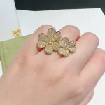 奢华必备！纯金手链选购攻略：材质鉴别、款式推荐与保养技巧