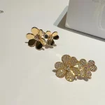 奢华满钻手链：璀璨夺目，选购指南与时尚搭配推荐！”- 关键词优化版