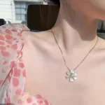 高端玫瑰金手绳选购指南：时尚搭配与保养秘诀推荐