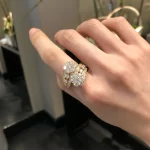 奢华满钻手链盘点：时尚搭配指南与选购技巧，轻松成为焦点！