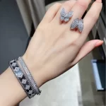 纯金手链选购攻略：揭秘高品质与时尚搭配的黄金饰品首选！