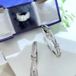 璀璨满钻手链：时尚百搭饰品，尽显奢华气质，选购指南与热门款式推荐！