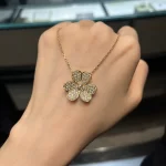 奢华满钻手链：闪耀时尚焦点，必看选购攻略与热门品牌推荐！