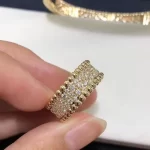 奢华首选：顶级纯金手链盘点，选购指南与时尚搭配技巧一览无遗