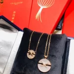 高端玫瑰金手绳推荐：时尚奢华搭配必备单品，选购指南揭秘！