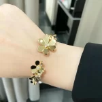 纯金手链选购攻略：如何挑选高品质黄金饰品，让你成为焦点女神！