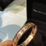 奢华满钻手链热销排行榜：盘点十大璀璨夺目款式，抢购指南！