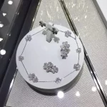 纯金手链选购指南：鉴别技巧与热门款式推荐，助你选购心仪的奢华饰品！