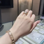 高品质玫瑰金手绳推荐：时尚潮流必备，优雅饰品选购指南