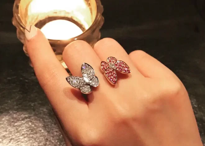 一篇关于“纯金手链”的SEO优化文章标题：
《揭秘纯金手链的魅力与选购技巧，让你的手腕闪耀黄金光芒》