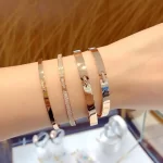 纯金手链热销排行榜：选购指南与品牌推荐，轻松打造奢华腕间风采