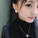 纯金手链选购攻略：选购技巧与品牌推荐，打造奢华腕间焦点！