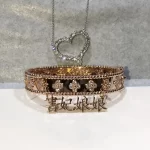 纯金手链选购指南：高品质与时尚潮流的完美结合，让你轻松选购心仪佳品！