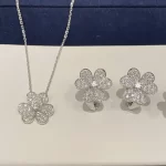 一篇关于“纯金手链”的SEO优化文章标题：
《选购攻略：揭秘纯金手链的鉴别技巧与保养方法，让你的美丽更璀璨》